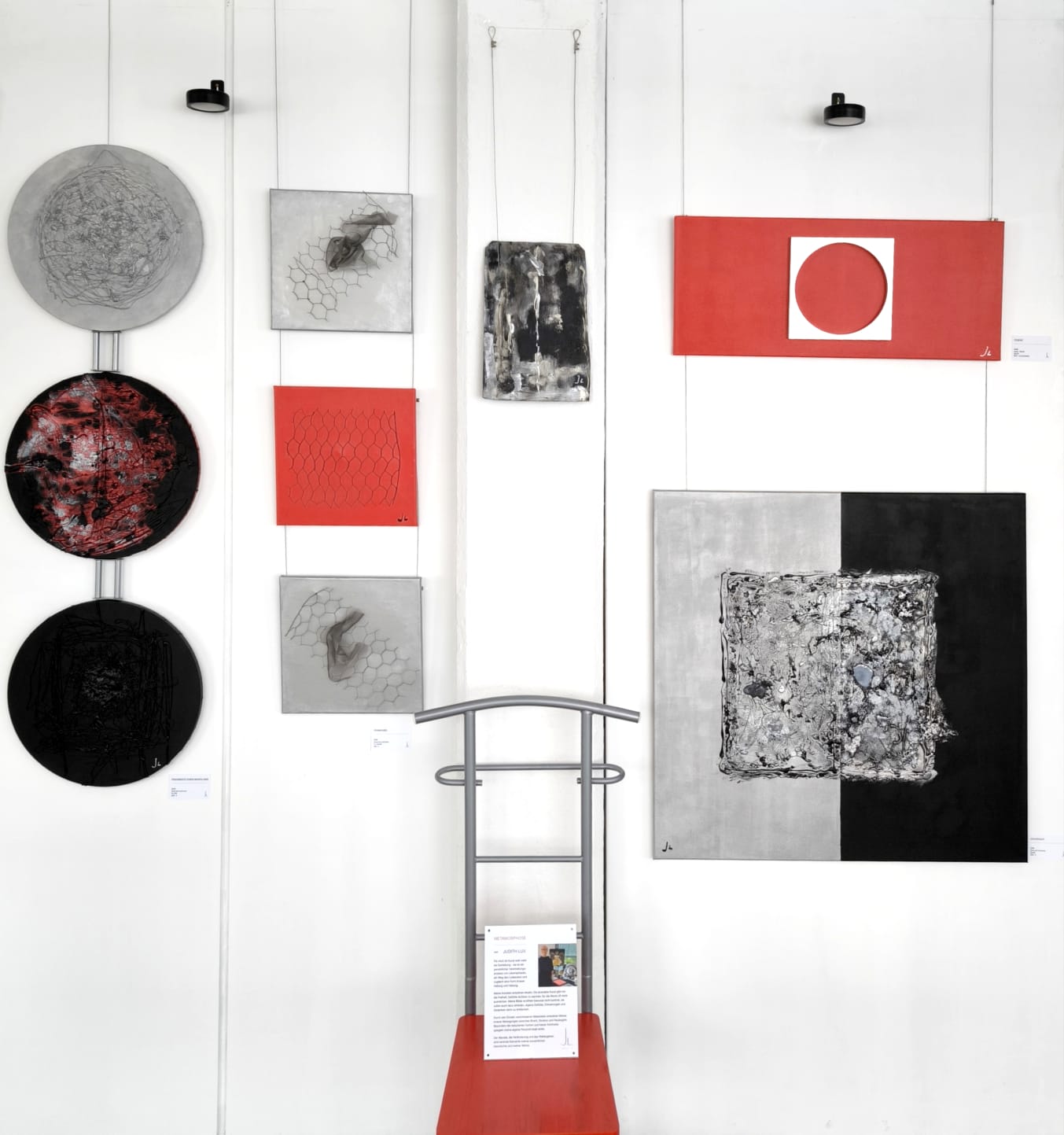 Ausstellungswand mit mehreren Arbeiten von Judith Lux
